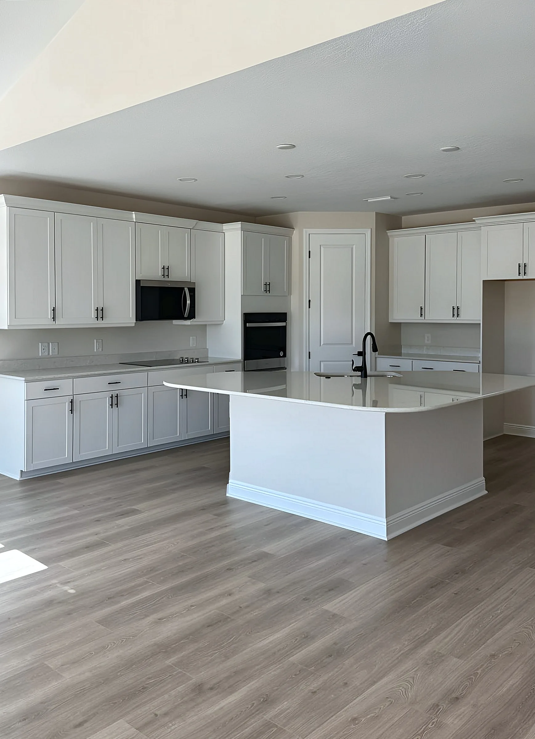 Open-Plan White Shaker Kitchen with Island — Panama City Beach