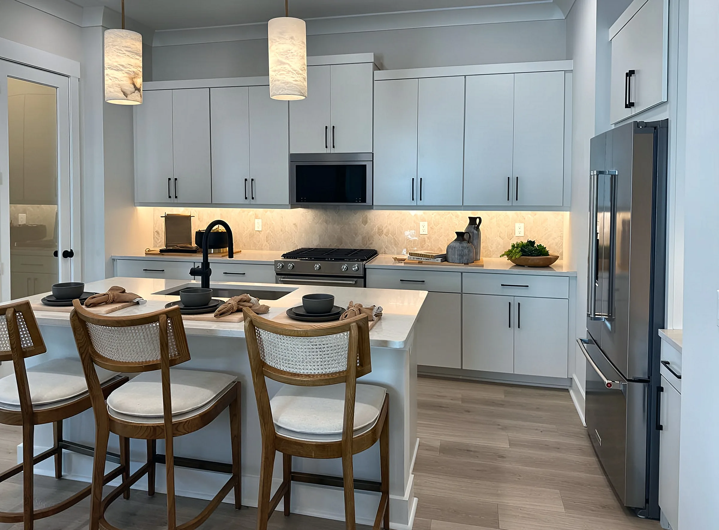 White Shaker Kitchen with Island Seating — Panama City Beach